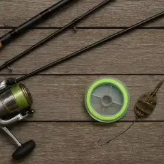 Wędka, kołowrotek, żyłka i ciężarek do metody feeder.