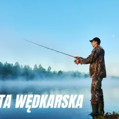 Wędkarz w łowisku z mgłą, trzymający wędkę. Napis "Karta wędkarska".