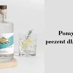 Elegancka butelka z rybką i cytryną w szklance. Idealny pomysł na prezent dla wędkarza, by każda rybka była złota!
