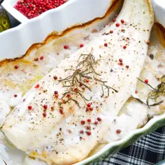 Pieczony miętus z ziemniakami i rozmarynem. Delikatne mięso ryby, jak smakuje miętus, jest subtelne, lekko słodkawe, idealne do pieczenia.