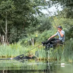 Wędkarz łowi rybę, która właśnie wpada do podbieraka. Czy to leszczyk, który spełnia wymiar ochronny?