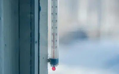 Termometr pokazuje -3°C. Czy to odpowiednie jakie ciśnienie na ryby, by wybrać się na zimowe wędkowanie?