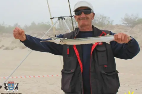 Wędka na morze z brzegu: Jak wybrać idealny sprzęt do surfcastingu?