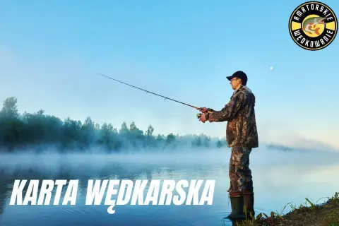 Wędkarz w łowisku z mgłą, trzymający wędkę. Napis "Karta wędkarska".