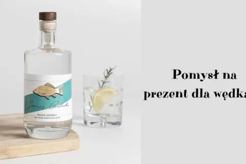 Elegancka butelka z rybką i cytryną w szklance. Idealny pomysł na prezent dla wędkarza, by każda rybka była złota!