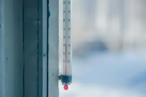 Termometr pokazuje -3°C. Czy to odpowiednie jakie ciśnienie na ryby, by wybrać się na zimowe wędkowanie?