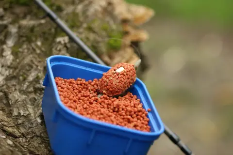 Twój własny pellet wędkarski: Skuteczny przepis DIY krok po kroku