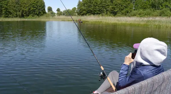 Relaks na Mazurach z wędką. Czas na łowienie ryb, a może już czas na sprawdzenie e-zezwolenia wędkarskie mazury?