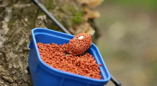 Twój własny pellet wędkarski: Skuteczny przepis DIY krok po kroku