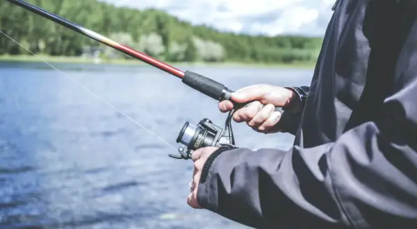 Wybór odpowiednich okularów polaryzacyjnych wędkarskich to klucz do komfortu i lepszej widoczności pod wodą.