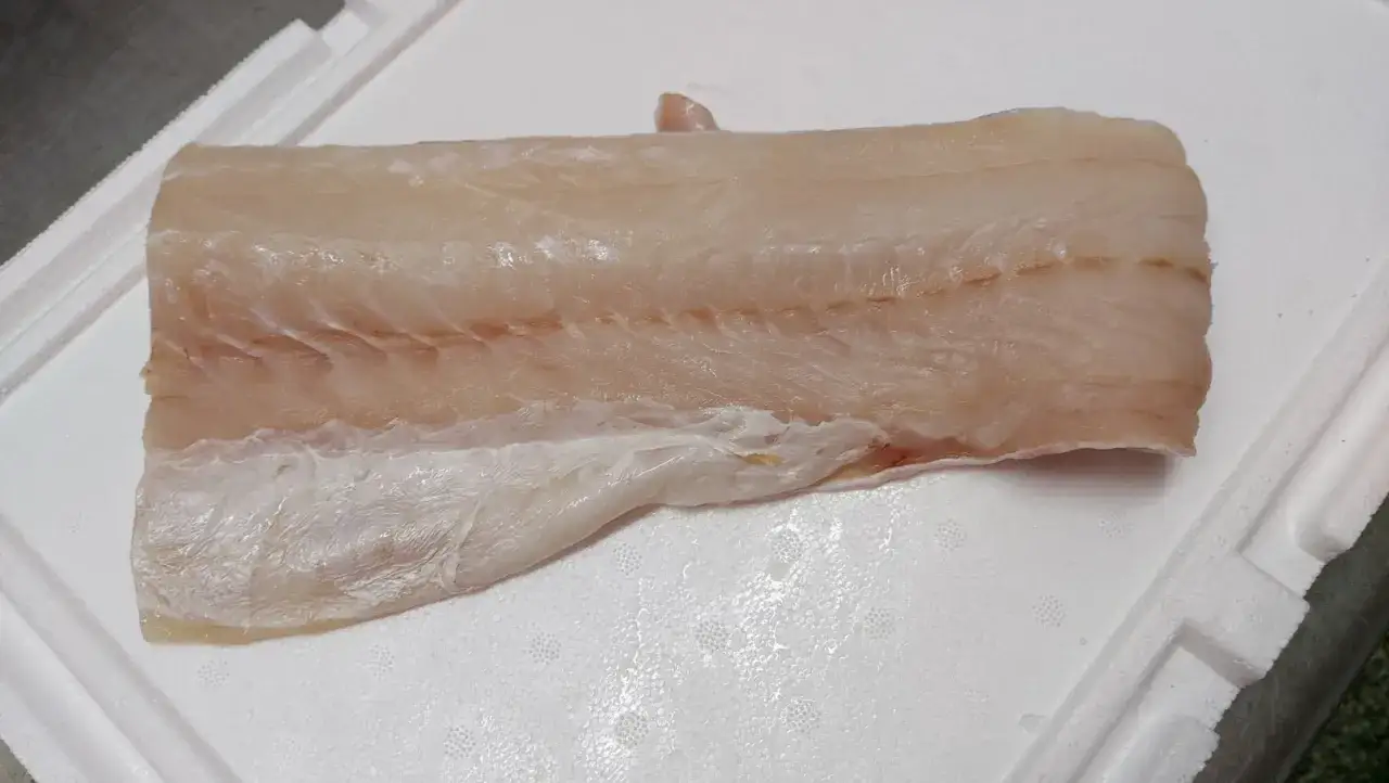 Filet ryby miętus, delikatny i biały, zapowiada subtelny smak, idealny do pieczenia.